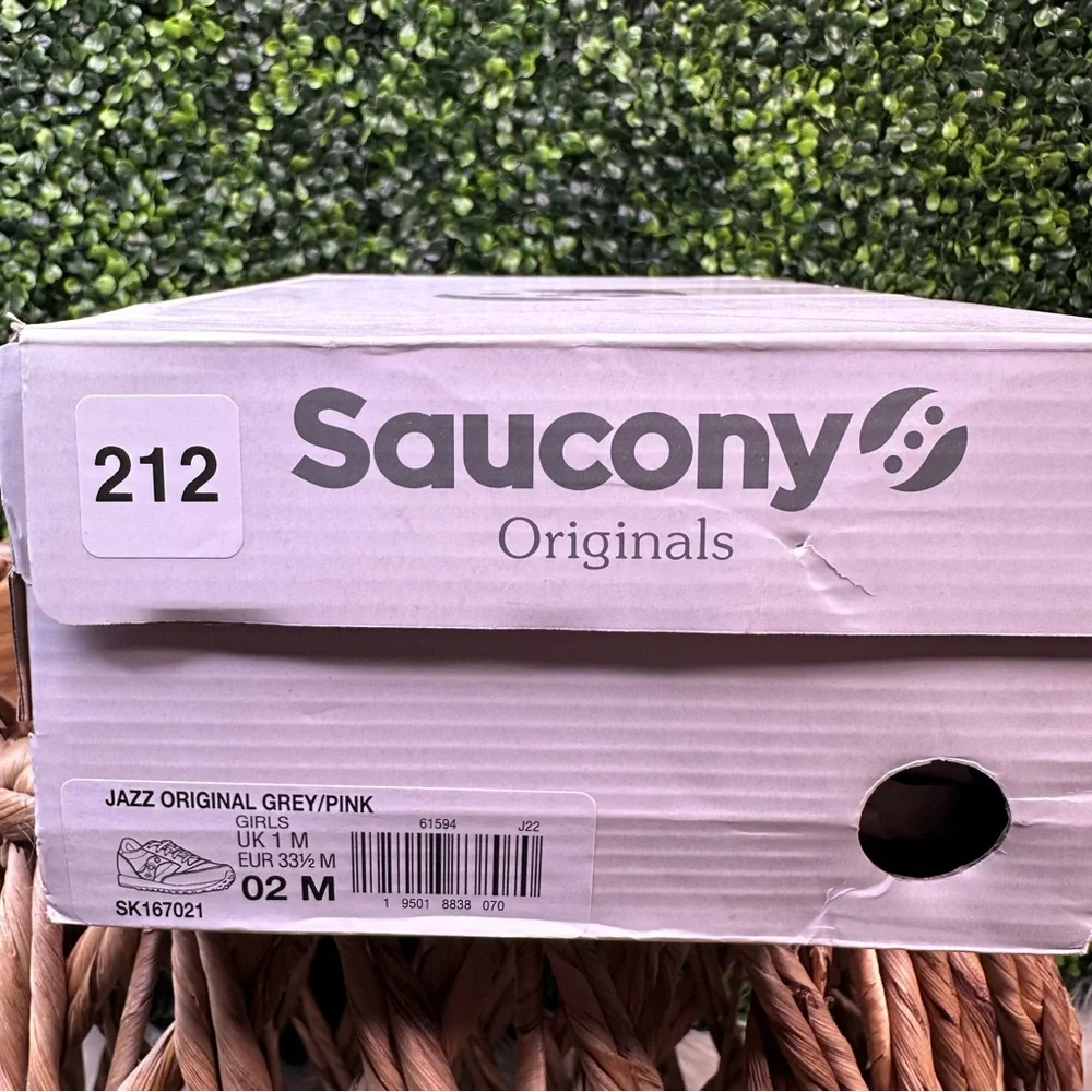 New‎ in box girls Saucony Pink and Gray Kids Sneakers size 2